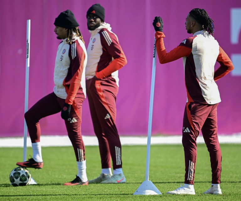 Le Français Dayot Upamecano (c) avec ses compatriotes Sacha Boey (g) et Michael Olise à l'entraînement du Bayern, à la veille de la venue du Celtic en barrage retour de C1, à Munich, le 17 février 2025