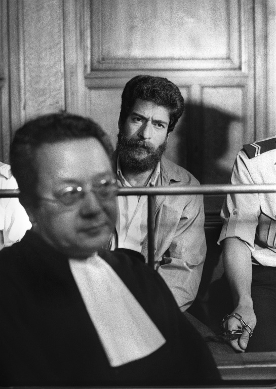 Le militant libanais pro-palestinien Georges Ibrahim Abdallah (c) et son avocat français Jacques Vergès, le 3 juillet 1986 au tribunal de Lyon