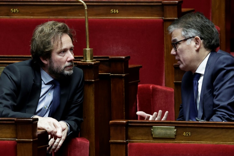 Le président du groupe Parti socialiste à l'Assemblée nationale Boris Vallaud (gauche) et le premier secrétaire du PS Olivier Faure, dans l'hémicycle le 29 janvier 2025