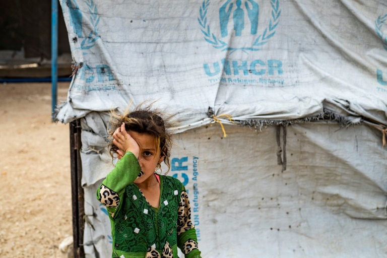 Une enfant devant une tente du HCR dans le camp Al-Hol, dans le nord-est de la Syrie, le 10 octobre 2023