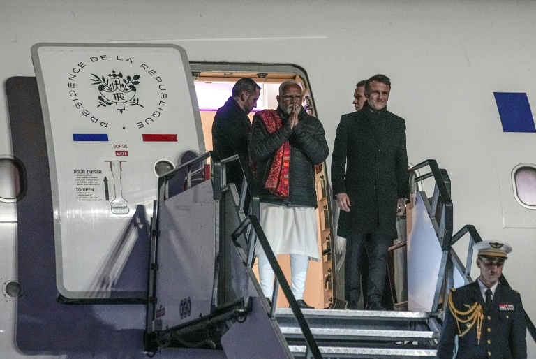 Le président français Emmanuel Macron (d.) et le Premier ministre indien Narendra Modi arrivent à l'aéroport de Marseille à Marignane, dans le sud de la France, le 11 février 2025