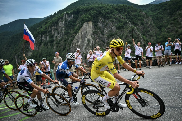 Tadej Pogacar porte le maillot jaune dans l'ascension vers Isola 2000 lors de la 19e étape du Tour de France le 19 juillet 2024