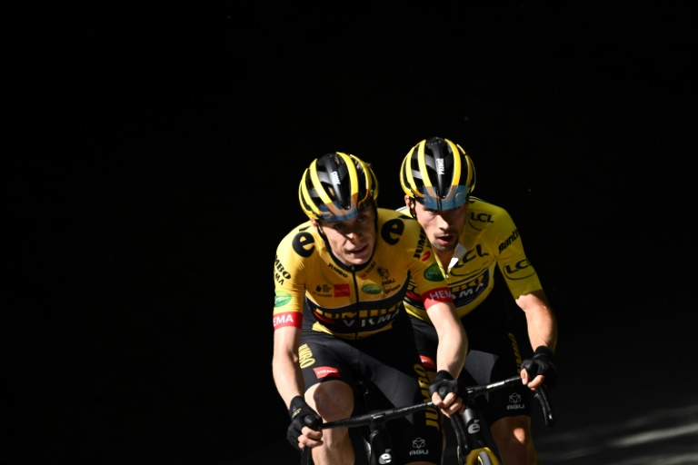 Jonas Vingegaard (G) et Primoz Roglic lors de l'édition 2022 du Critérium du Dauphiné, le 12 juin 2022