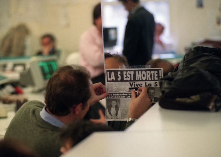 Une affichette faisant état de la liquidation de la chaine, effective le 12 avril 1992 après six années de diffusion