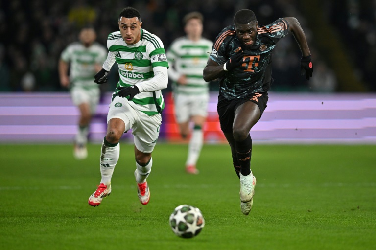 Le défenseur central français du Bayern Munich Dayot Upamecano à la lutte avec l'attaquant irlandais du Celtic Adam Idah en barrage aller de Ligue des champions le 12 février 2025 à Glasgow