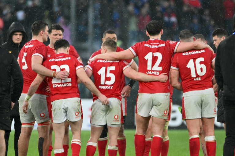 Les joueurs gallois après leur défaite contre l'Italie (22-15) le 8 février 2025 à Rome