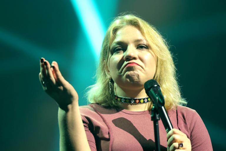 La comédienne de stand-up ukrainienne Hanna Kochehura sur scène au festival d'humour Lillarious à Lille, le 31 janvier 2025