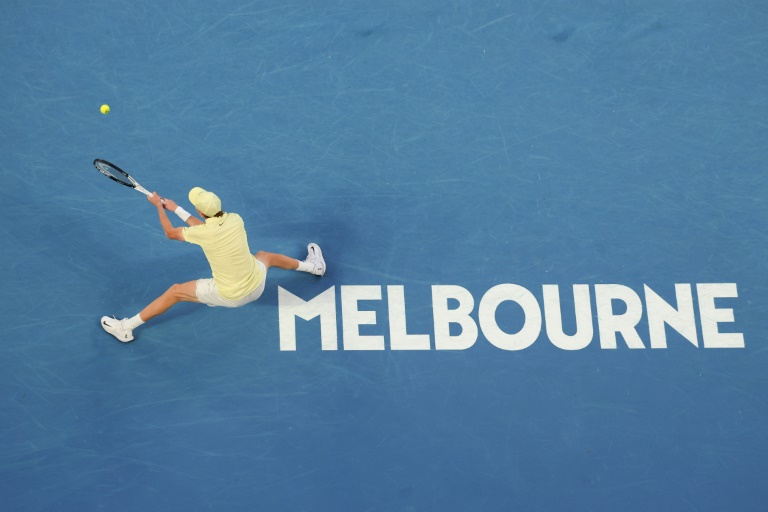 L'Italien Jannik Sinner contre l'Allemand Alexander Zverev lors de la finale de l'Open d'Australie, à Melbourne, le 26 janvier 2025