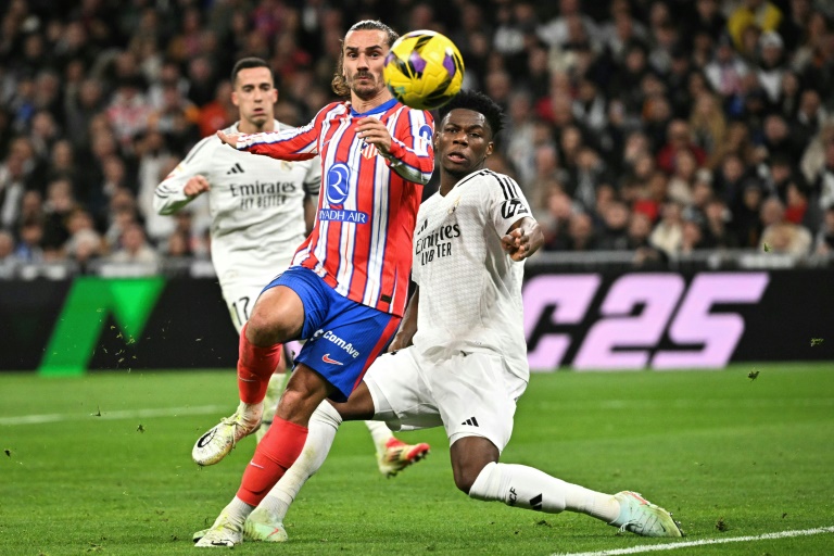 Antoine Griezmann, de l'Atlético, et Aurélien Tchouaméni, du Real, lors du derby entre les géants madrilènes en Liga le 8 février 2025 à Santiago Bernabeu