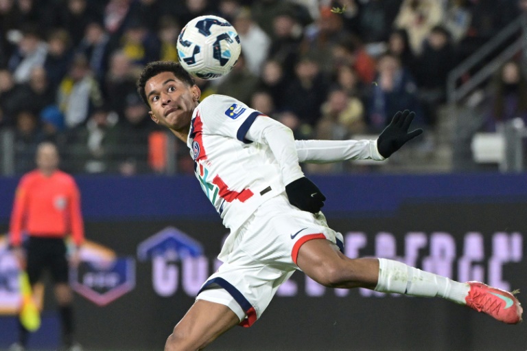 Le joueur du Paris Saint-Germain Senny Mayulu lors du match de quart de finale de Coupe de France contre le Stade Briochin au Roazhon Park à Rennes le 26 février 2025.