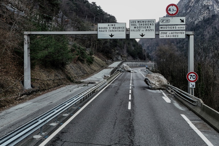 La RN90 entre Albertville et Moutiers, endommagée par un éboulement rocheux, le 4 février 2025