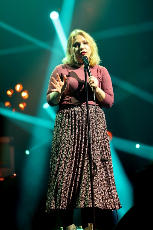 La comédienne de stand-up ukrainienne Hanna Kochehura sur scène au festival d'humour Lillarious à Lille, le 31 janvier 2025