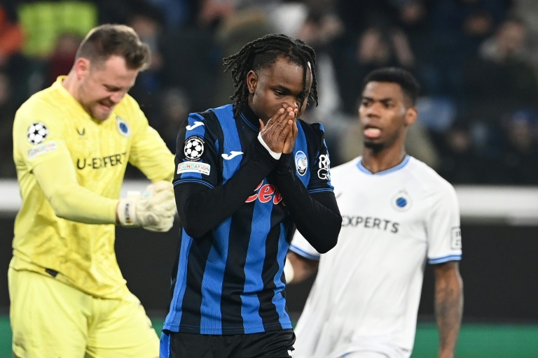 L'attaquant nigérian de l'Atalanta Ademola Lookman (c.) réagit après avoir raté un pénalty lors du match retour des barrages de Ligue des champions contre le Club Bruges, à Bergame, le 18 février 2025