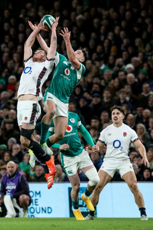 L'Anglais Freddie Steward et l'Irlandais Hugo Keenan se disputent un ballon haut lors d'Irlande-Angleterre le 1er février à Dublin