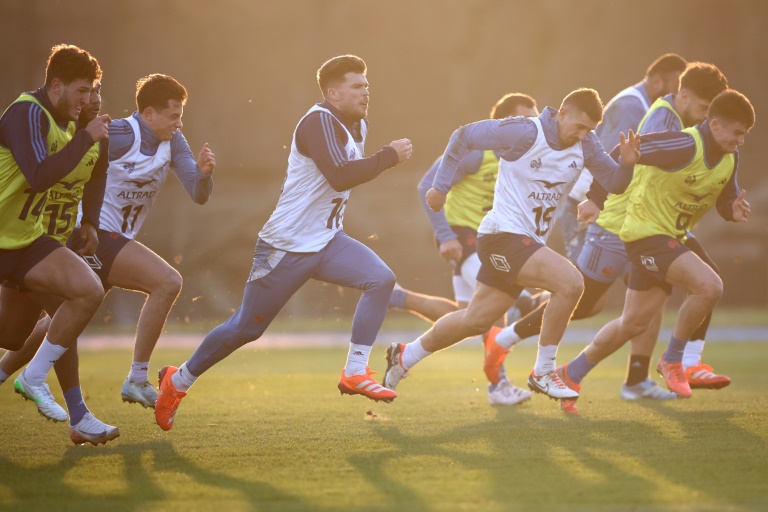 Le demi d'ouverture Matthieu Jalibert (au centre) à l'entraînement avec les Bleus du XV de France à Marcoussis au sud de Paris le 3 février 2025