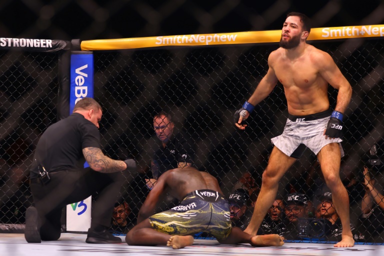 Nassourdine Imavov (d.) célèbre sa victoire sur Israel Adesanya dans leur combat en catégorie poids moyens lors de l'UFC Fight Night à Riyad, le 1er février 2025