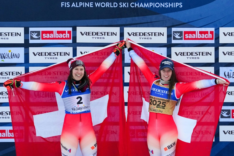 La Suissesse Camille Rast (à droite) a été sacrée championne du monde de slalom devant sa compatriote Wendy Holdener à Saalbach (Autriche) le 15 février 2025