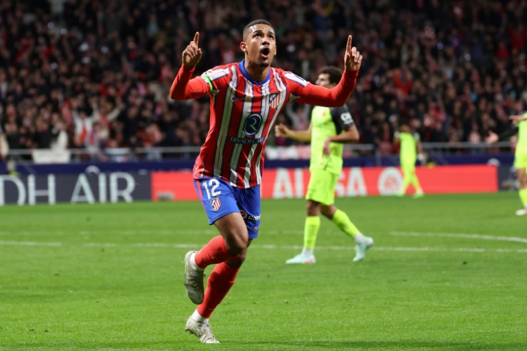 Le joueur de l'Atletico Madrid Samuel Dias Lino célèbre le premier but de son équipe lors du match de championnat d'Espagne contre le RCD Mallorca au Metropolitano stadium à Madrid le 1er février 2025.