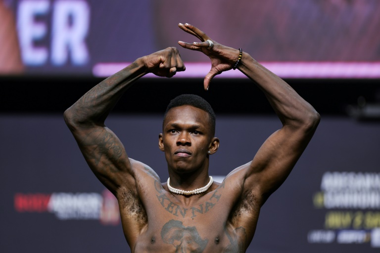 Israël Adesanya pose sur la balance lors d'un meeting UFC à Las Vegas, le 1er juillet 2022