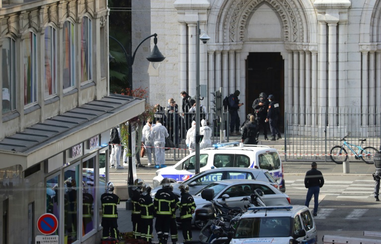 Des membres du Raid et de la police scientifique devant la basilique Notre-Dame-de-l'Assomption à Nice après une attaque au couteau, le 29 octobre 2020