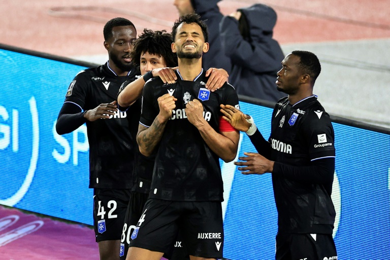 Le défenseur brésilien Jubal a mis Auxerre en tête sur pénalty à la pause à Monaco, le 1er février