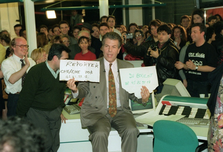 Jean-Claude Bourret, l'un des présentateurs des journaux télévisés de la Cinq, présente devant les caméras des demandes d'emplois pour deux confrères qui, comme tout le personnel de la chaîne, sont à la recherche d'un emploi après son arrêt définitif, le 12 avril 1992