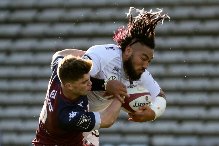 Le centre de Toulon Ma'a Nonu plaqué par le demi d'ouverture de l'UBB Matthieu Jalibert, à Bordeaux, le 2 janvier 2021