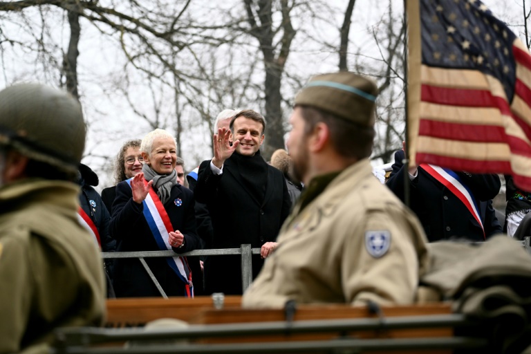 Le président français Emmanuel Macron (C) lors des commémorations de la Libération de Colmar, il y a 80 ans, le 2 février 2025 à Colmar