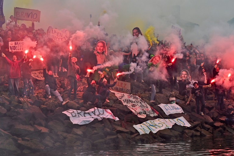 Des supporteurs accueillent Violette Dorange à son arrivée aux Sables-d'Olonne après avoir franchi en 25e position la ligne d'arrivée du Vendée Globe, le 9 février 2025