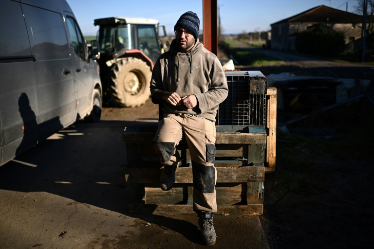 L'éleveur Jérôme Caze pose dans son exploitation de Meilhan-sur-Garonne, dans le sud-ouest de la France, le 23 janvier 2025