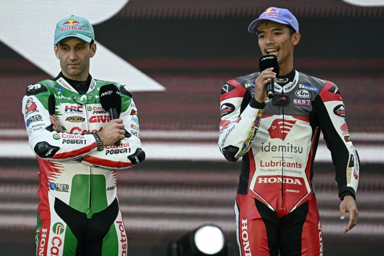 Les deux pilotes de l'écurie Honda-LCR, le Thaïlandais Somkiat Chantra (droite) et le Français Johann Zarco lors de la fête de lancement de la saison du MotoGP, le 9 février 2025 à Bangkok