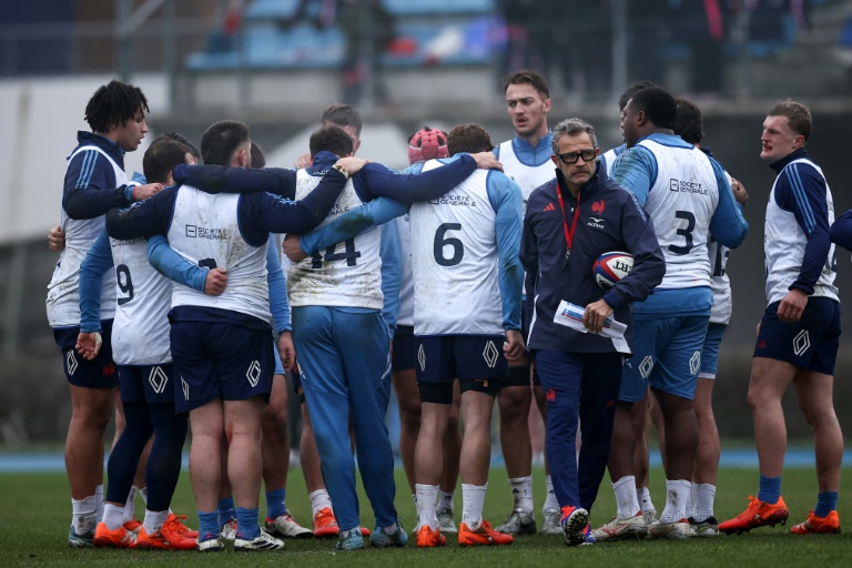 Le sélectionneur de l'équipe de France de rugby Fabien Galthié et ses joueurs lors d'un entraînement à Marcoussis, le 5 février 2025