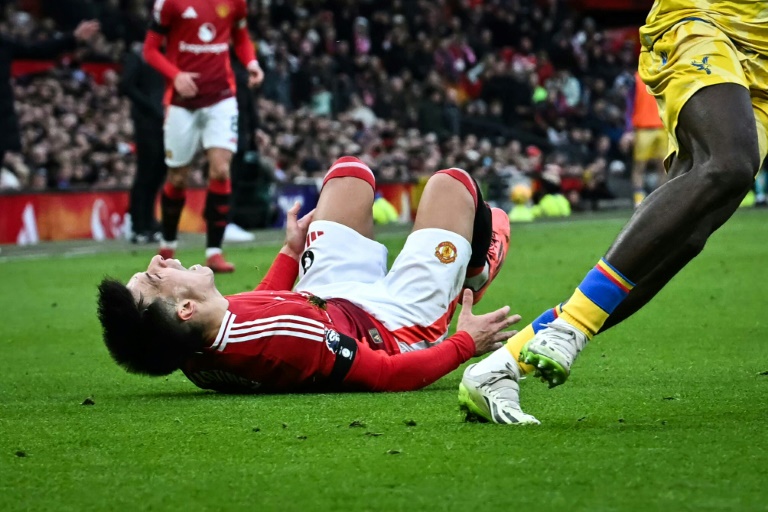 Le défenseur argentin de Manchester United Lisandro Martinez se blesse au cours du match de Premier League contre Crystal Palace le 2 février 2025 au stade Old Trafford à Manchester