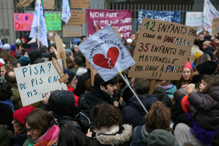 Manifestation le 11 février 2025 à Paris contre les fermetures de classes à la prochaine rentrée dans les écoles maternelles et primaires