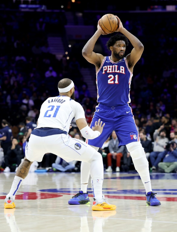 Joel Embiid (d) lors du match NBA des 76ers contre les Dallas Mavericks, le 4 février 2025 à Philadelphie