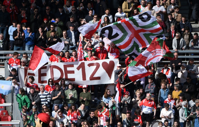 Des supporters rendent hommage à l'ex-rugbyman argentin Federico Martin Aramburu avant un match de Top 14 entre Biarritz Olympique Pays-basque et la Section paloise au stade Aguilera de Biarritz, le 2 avril 2022