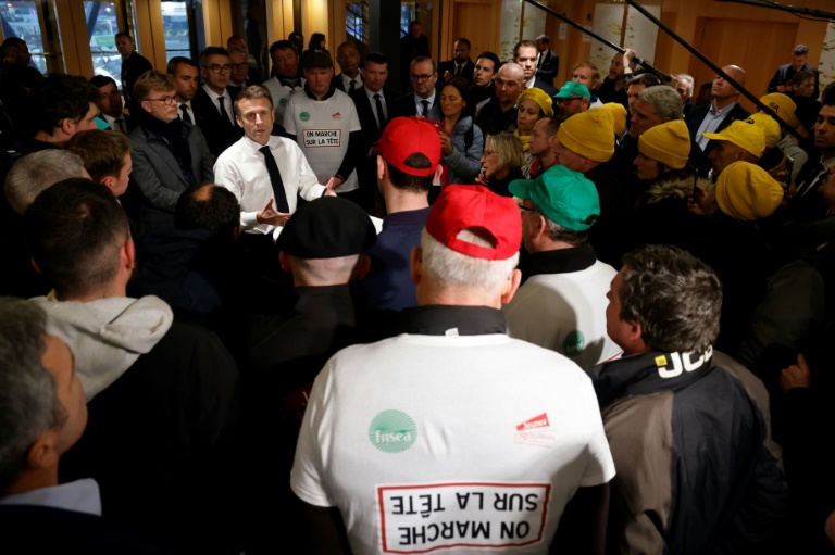 Le ministre de l'Agriculture  Marc Fesneau (g) et le président Emmanuel Macron participent à une discussion avec des agriculteurs membres de syndicats agricoles avant l'ouverture du 60e Salon international de l'agriculture, le 24 février 2024 à Paris