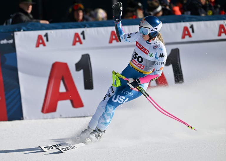 L'Américaine Lindsey Vonn salue le public dans l'Aire d'arrivée après son échec au Super-G de Saalbach comptant pour les Mondiaux de ski 2025 FIS à Hinterglemm en Autriche le 6 février 2025