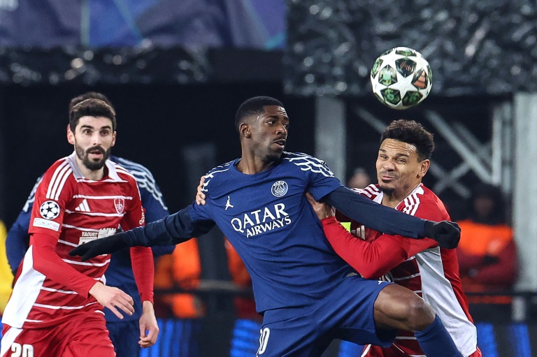 L'attaquant du Paris SG Ousmane Dembélé (en bleu), auteur d'un doublé mardi en barrage aller de Ligue des champions contre Brest, au stade du Roudourou de Guingamp.