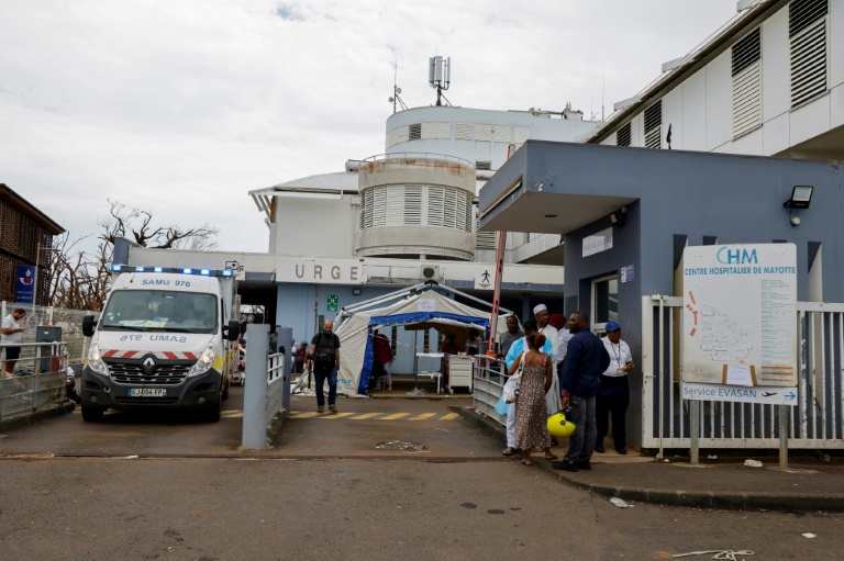 Des personnes font la queue à l'entrée de l'hôpital de Mamoudzou, le 19 décembre 2024 sur l'île de Mayotte