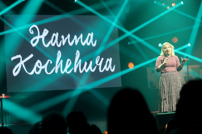 La comédienne de stand-up ukrainienne Hanna Kochehura sur scène au festival d'humour Lillarious à Lille, le 31 janvier 2025