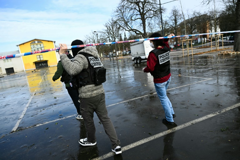 Des membres de la police scientifique sur les lieux d'une attaque au couteau, le 23 février 2025 à Mulhouse, dans le Haut-Rhin