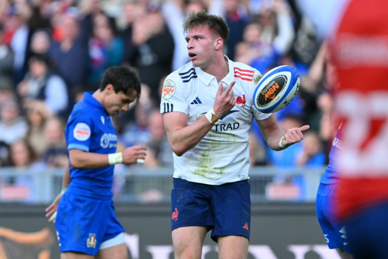 Larrière du XV de France Léo Barré au cours du match contre l'Italie dans le Tournoi le 23 février 2025 à Rome