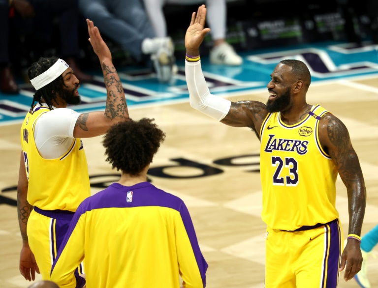 LeBron James (d) et Anthony Davis lors du match NBA des Los Angeles Lakers contre les Hornets, le 27 janvier 2025 à Charlotte