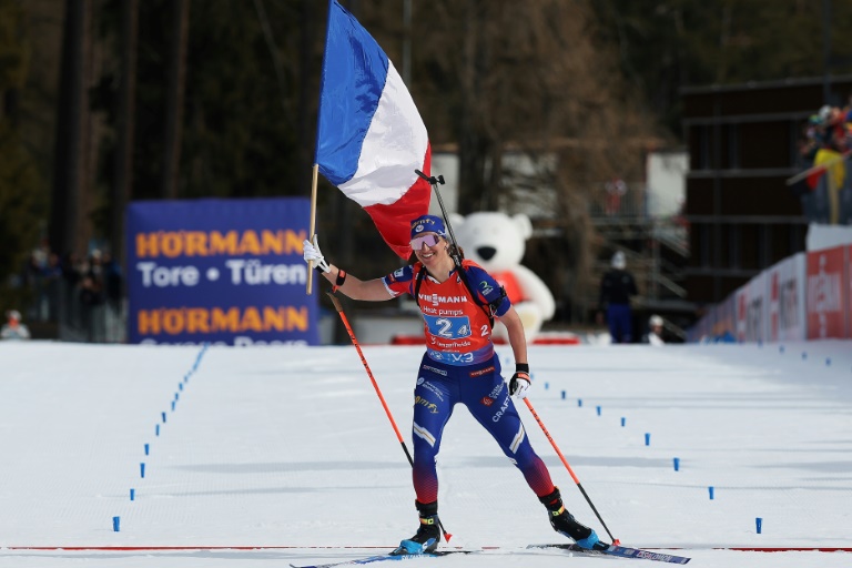 La joie de Julia Simon, dernière relayeuse pour la France, sacrée championne du monde à Lenzerheide (Suisse)