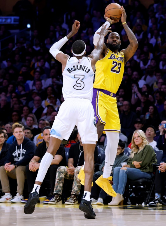 LeBron James (#23) au shoot lors de la victoire des L.A. Lakers face aux Minnesota Timberwolves, le 27 février 2025 à Los Angeles