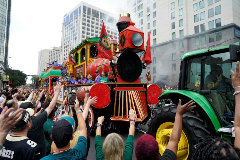 Samedi, veille du Super Bowl, des fans participent à une parade carnavalesque dédiée à la finale dans les rues de la Nouvelle-Orléans.