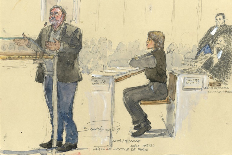 Croquis d'audience montrant le réalisateur français Christophe Ruggia (g) à la barre devant l'actrice française Adèle Haenel (c), partie civile, devant le tribunal correctionnel de Paris, le 9 décembre 2024