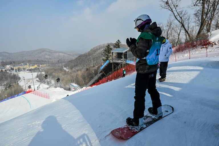 L'Afghan Ahmad Habibzi prie avant une descente de halfpipe en snowboard