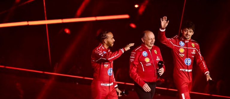 Arrivée sous les couleurs de Ferrari (de g. à d.) du pilote britannique Lewis Hamilton, du directeur français de l'écurie Frédéric Vasseur et du pilote monégasque Charles Leclerc, sur la scène de l'O2 Arena, à Londres, le 18 février 2025